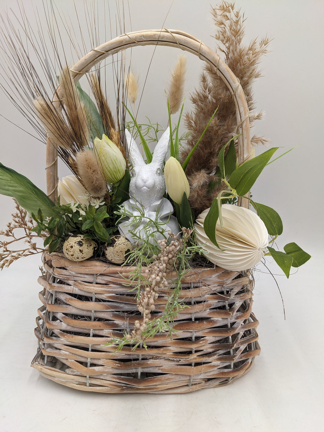 Ostergesteck Frühlingsgesteck Hase Gräser Tulpen creme