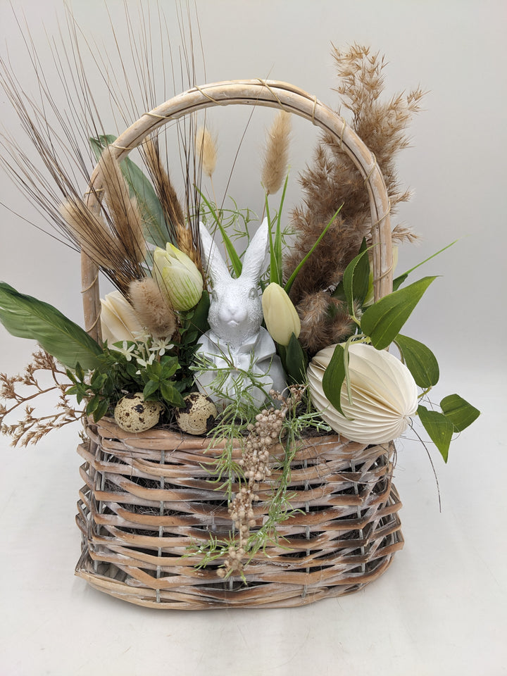 Ostergesteck Frühlingsgesteck Hase Gräser Tulpen creme