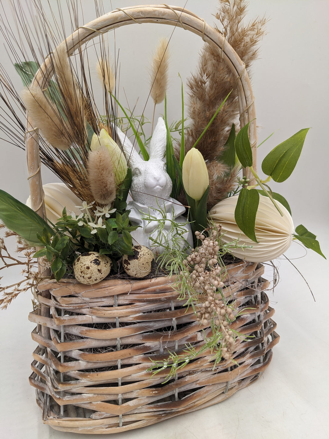 Ostergesteck Frühlingsgesteck Hase Gräser Tulpen creme