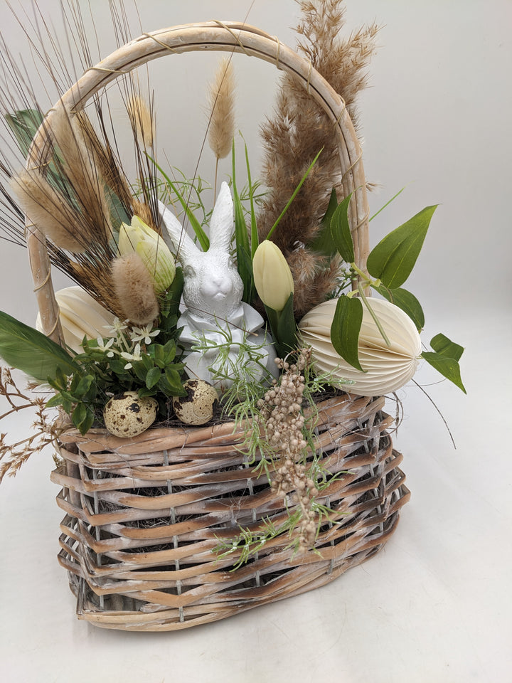 Ostergesteck Frühlingsgesteck Hase Gräser Tulpen creme