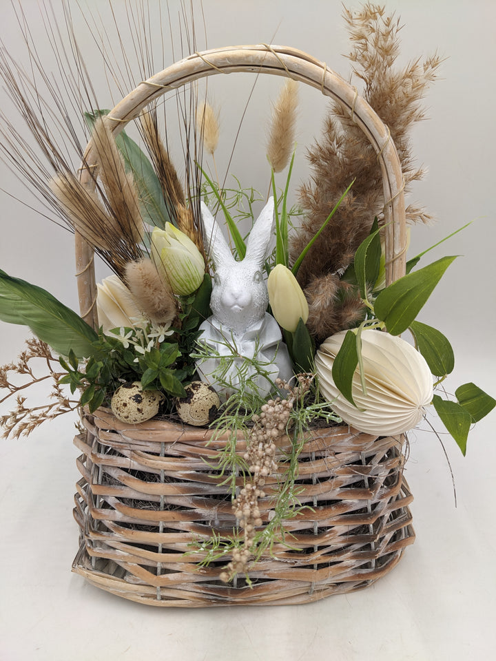Ostergesteck Frühlingsgesteck Hase Gräser Tulpen creme