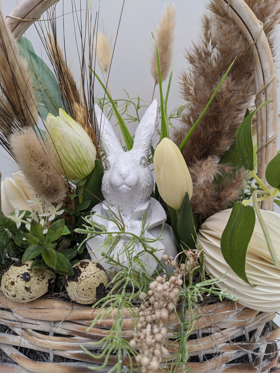 Ostergesteck Frühlingsgesteck Hase Gräser Tulpen creme