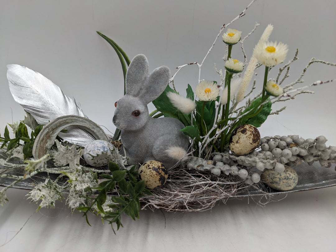 Ostergesteck Frühlingsgesteck Hase Feder Eier grau weiss