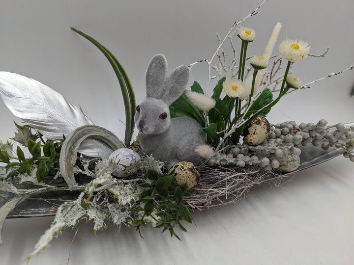 Ostergesteck Frühlingsgesteck Hase Feder Eier grau weiss