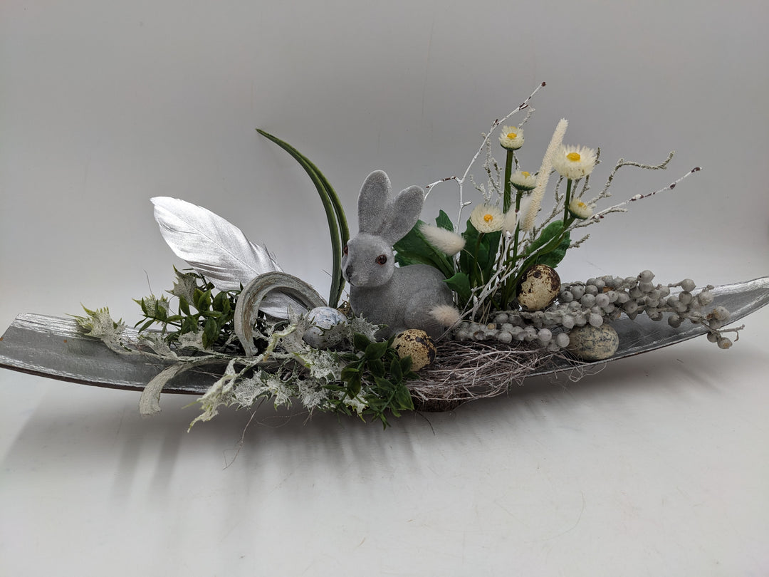 Ostergesteck Frühlingsgesteck Hase Feder Eier grau weiss
