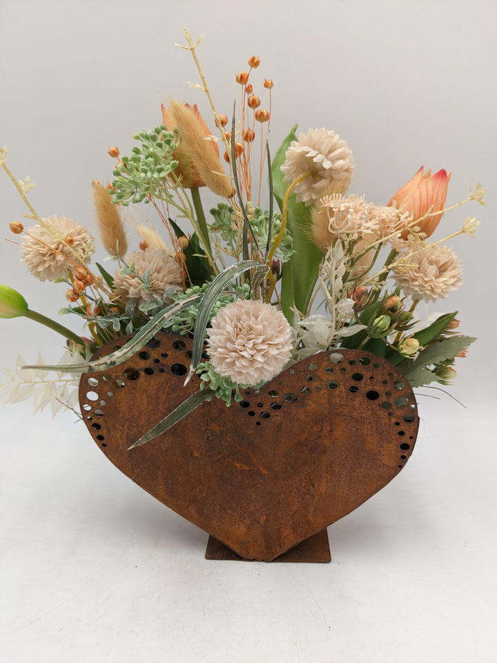 Frühlingsgesteck Herz Tulpen Gräser apricote