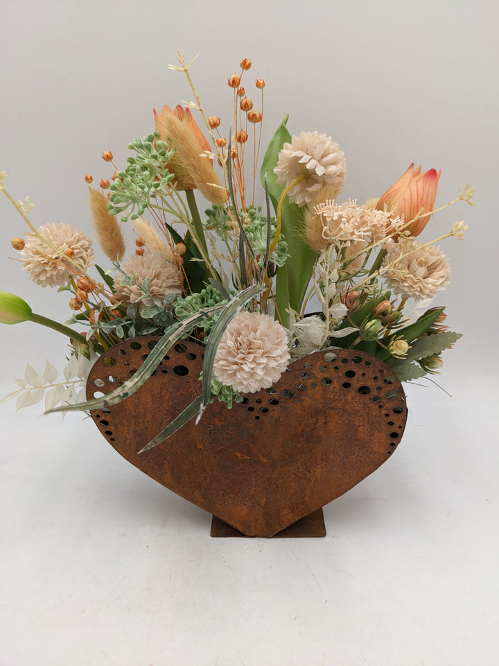 Frühlingsgesteck Herz Tulpen Gräser apricote