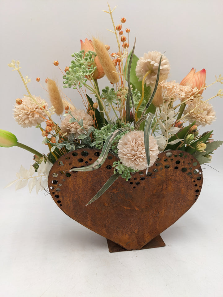 Frühlingsgesteck Herz Tulpen Gräser apricote