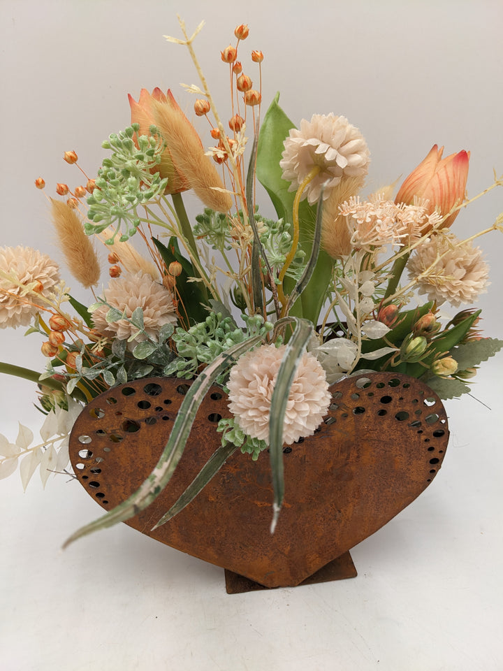 Frühlingsgesteck Herz Tulpen Gräser apricote