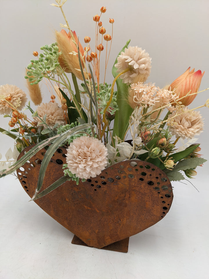 Frühlingsgesteck Herz Tulpen Gräser apricote