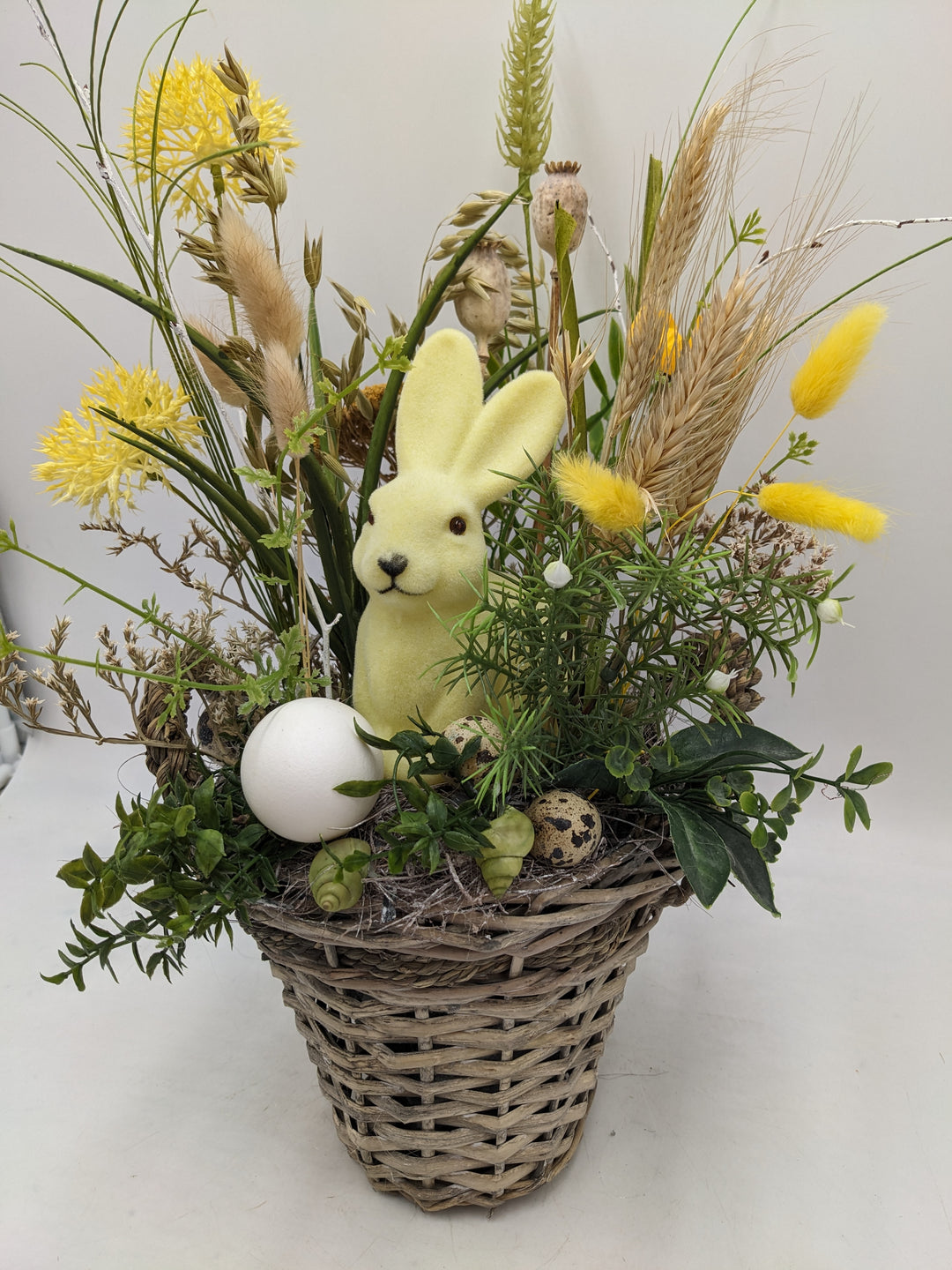 Ostergesteck Frühlingsgesteck Hase Gräser gelb