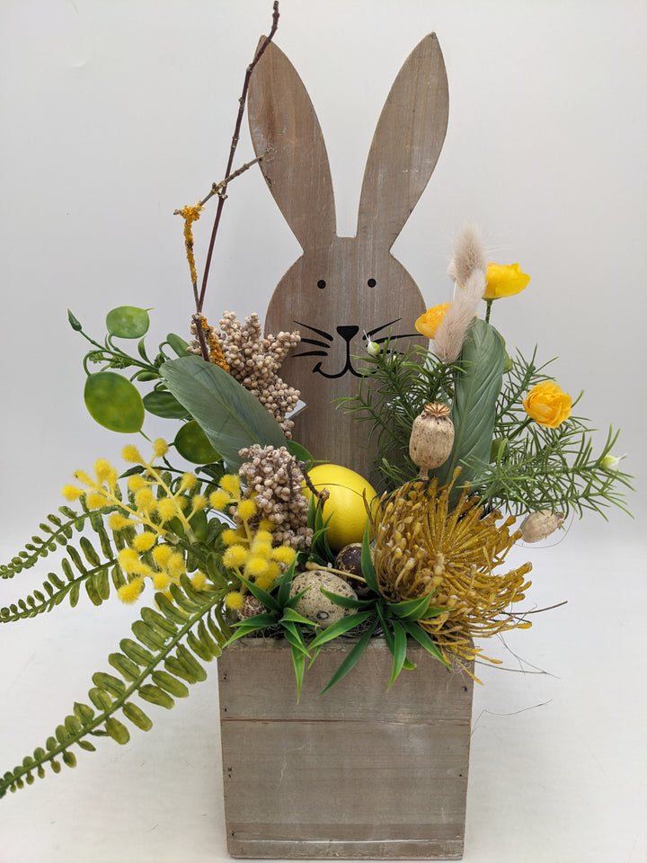 Ostergesteck Frühlingsgesteck Gräser Hase gelb creme