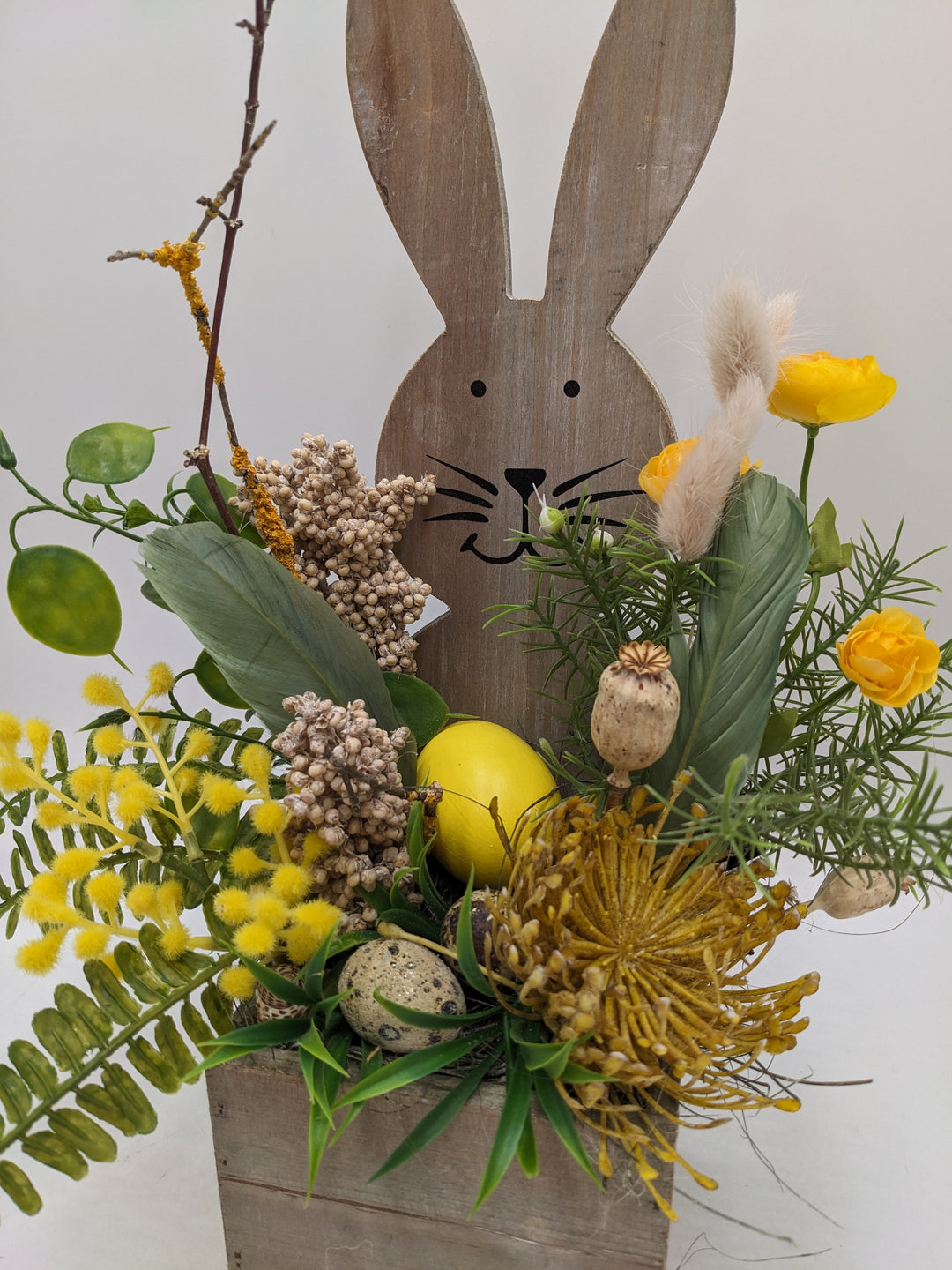 Ostergesteck Frühlingsgesteck Gräser Hase gelb creme