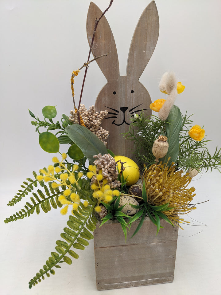 Ostergesteck Frühlingsgesteck Gräser Hase gelb creme