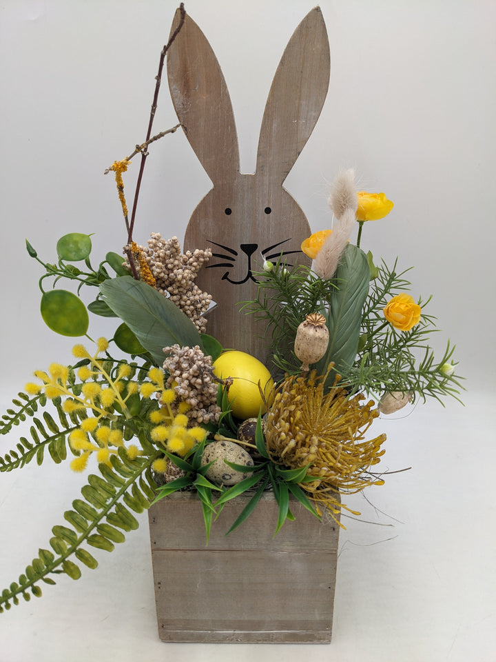 Ostergesteck Frühlingsgesteck Gräser Hase gelb creme