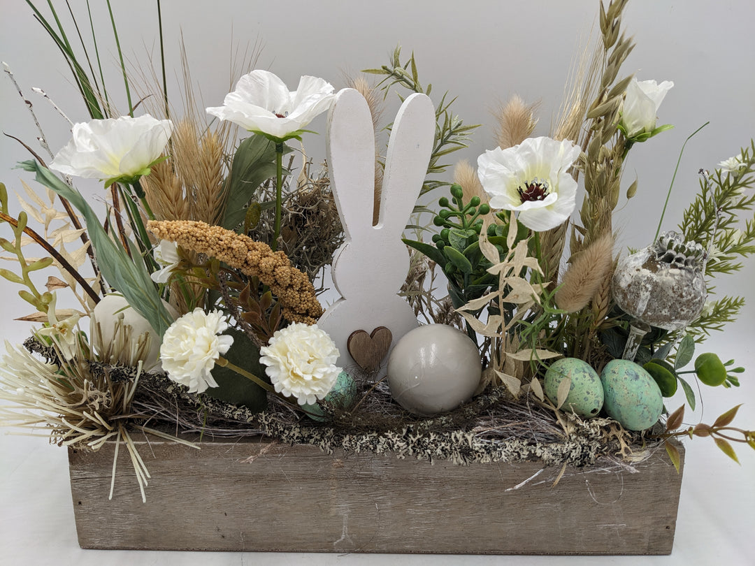 Ostergesteck Frühlingsgesteck Hase Mohn Gräser weiss