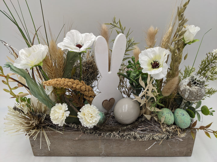 Ostergesteck Frühlingsgesteck Hase Mohn Gräser weiss