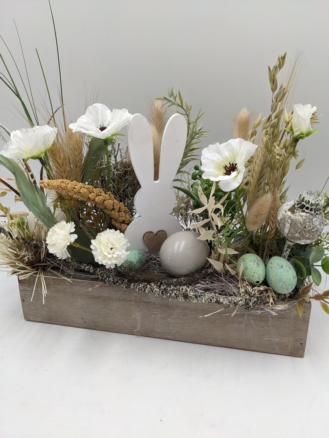 Ostergesteck Frühlingsgesteck Hase Mohn Gräser weiss