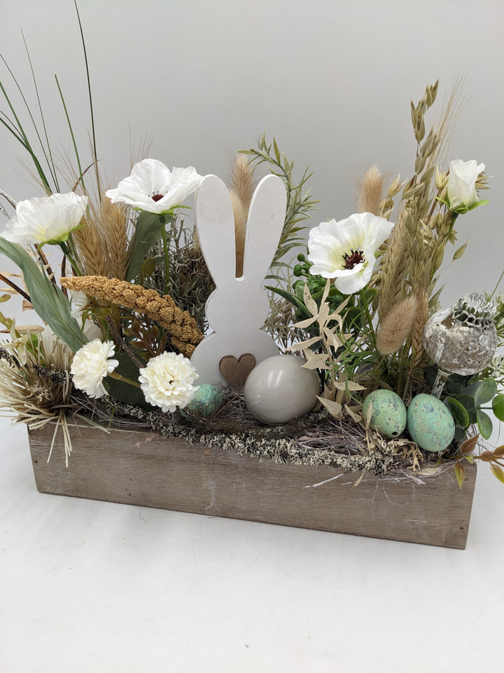 Ostergesteck Frühlingsgesteck Hase Mohn Gräser weiss