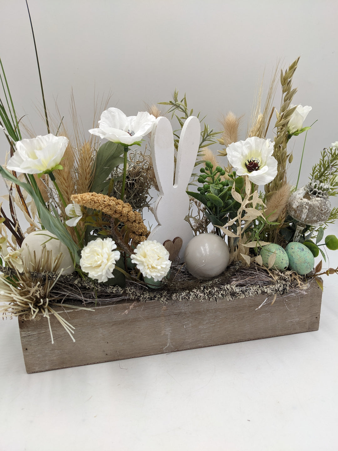 Ostergesteck Frühlingsgesteck Hase Mohn Gräser weiss