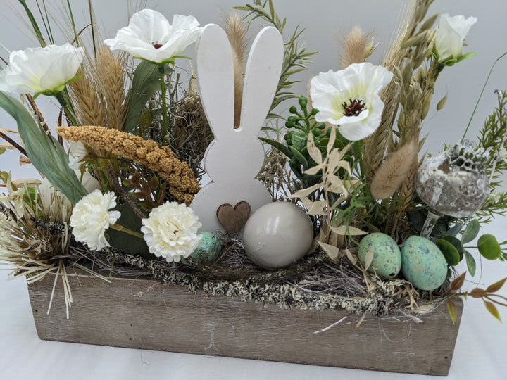Ostergesteck Frühlingsgesteck Hase Mohn Gräser weiss