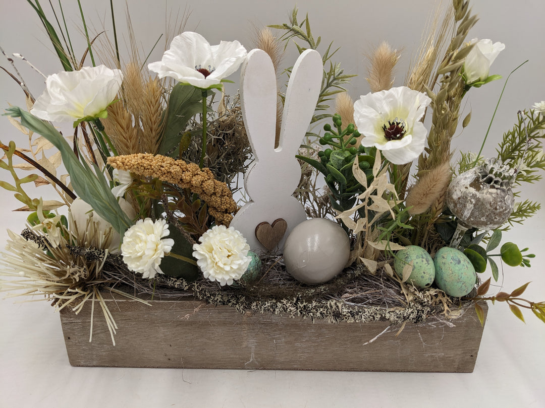Ostergesteck Frühlingsgesteck Hase Mohn Gräser weiss