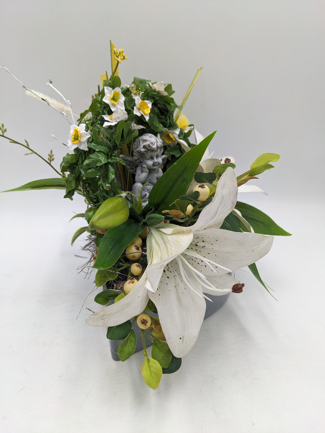 Trauergesteck Engel Lilien Gräser weiss