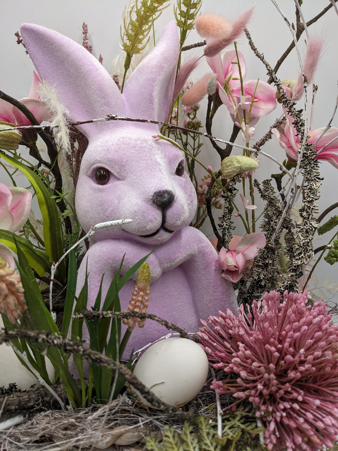 Ostergesteck Frühlingsgesteck Magnolien Hase Hyazinthen rosa