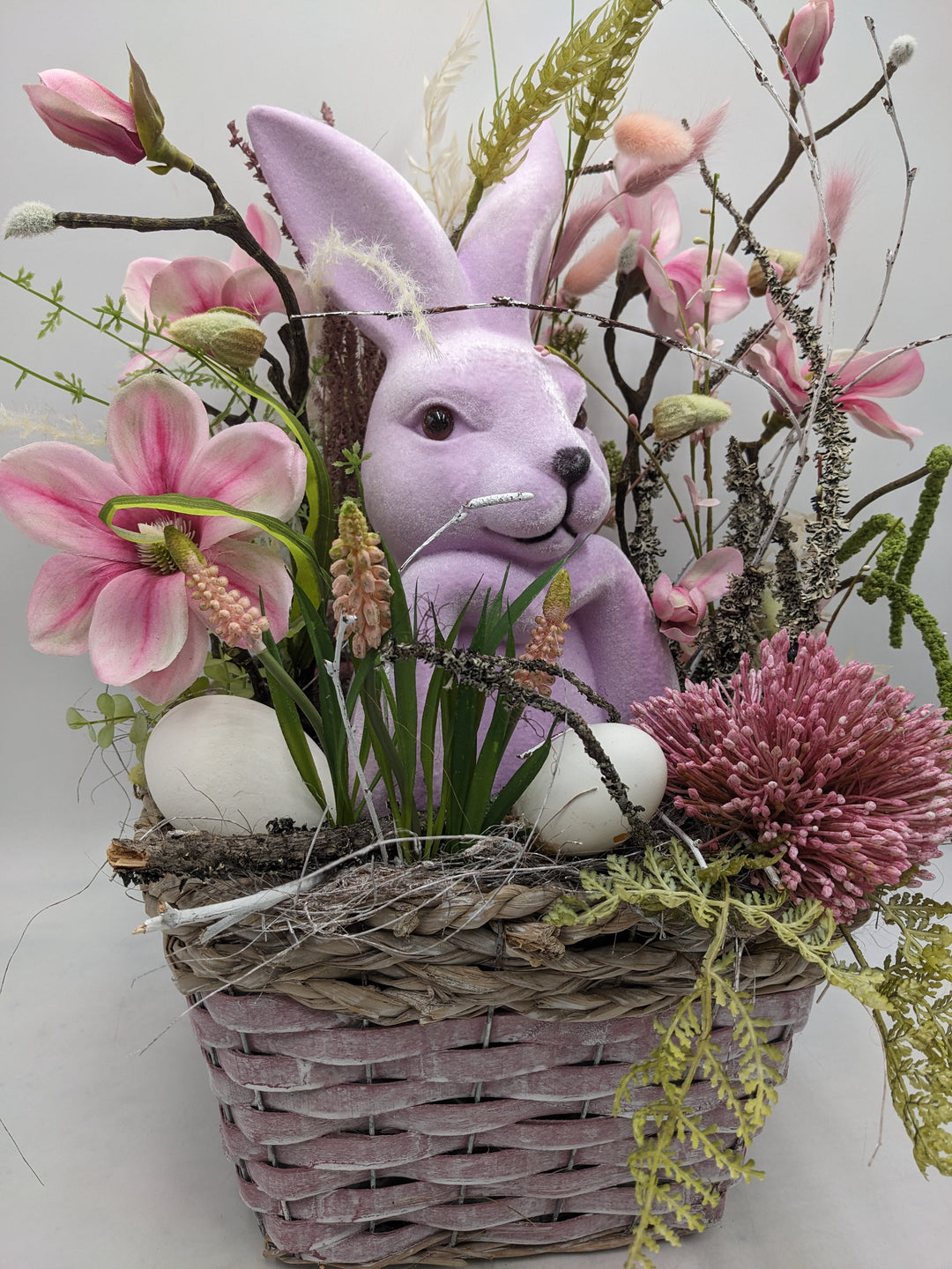 Ostergesteck Frühlingsgesteck Magnolien Hase Hyazinthen rosa