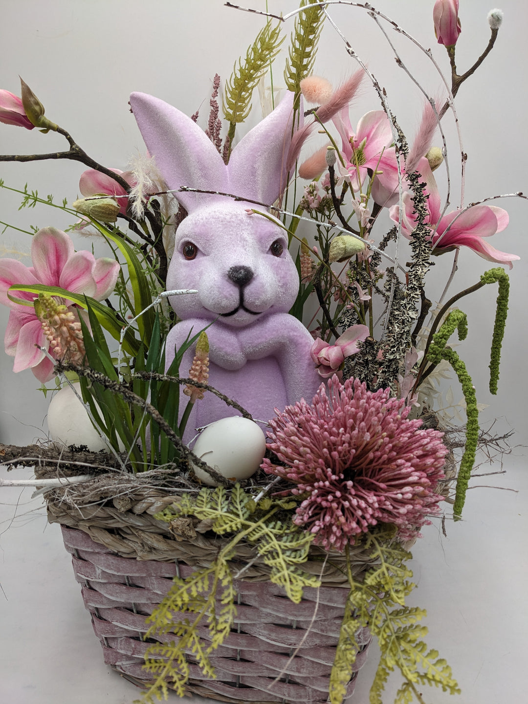 Ostergesteck Frühlingsgesteck Magnolien Hase Hyazinthen rosa