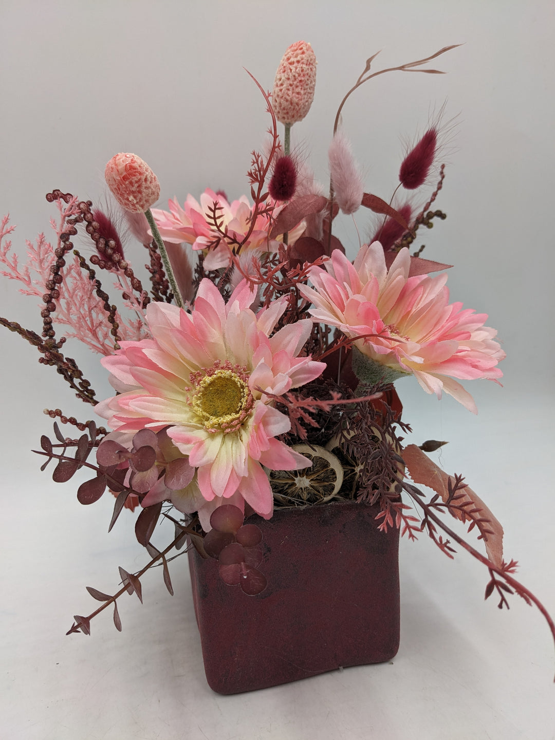 Frühlingsgesteck Gräser rot rosa
