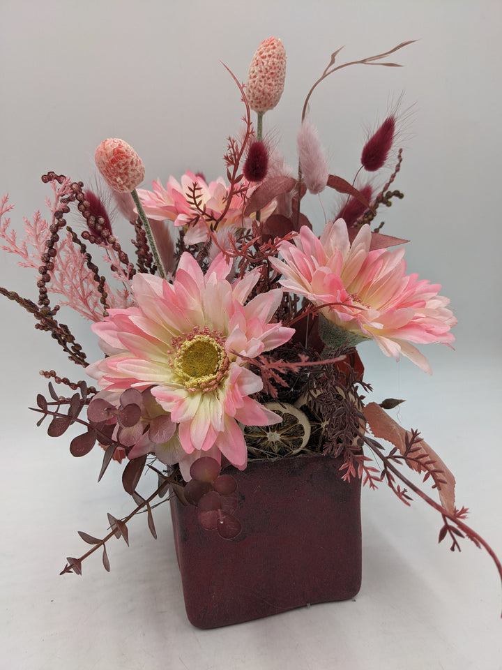 Frühlingsgesteck Gräser rot rosa