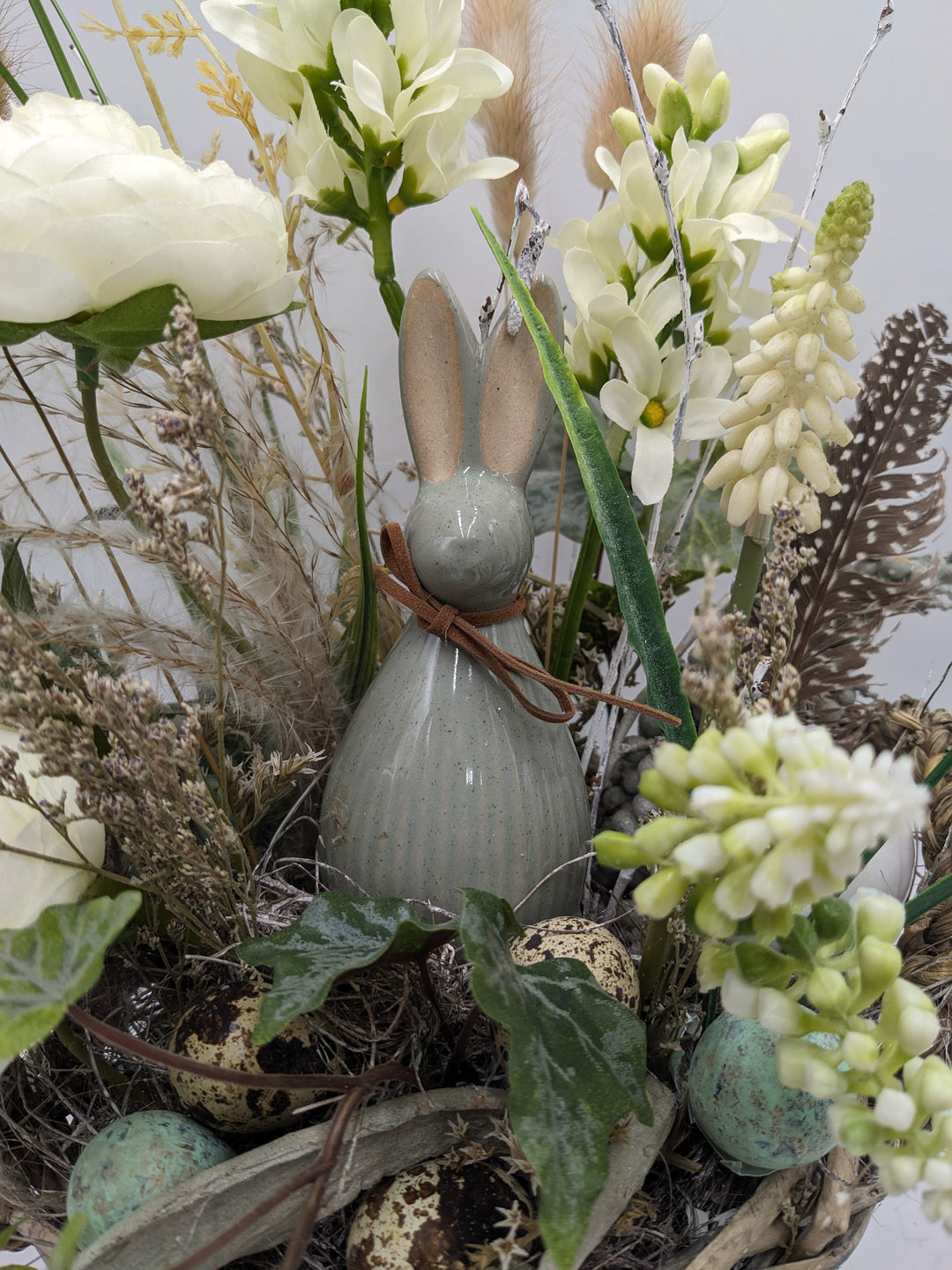 Ostergesteck Frühlingsgesteck Hase Hyazinthen Ranunkeln weiss