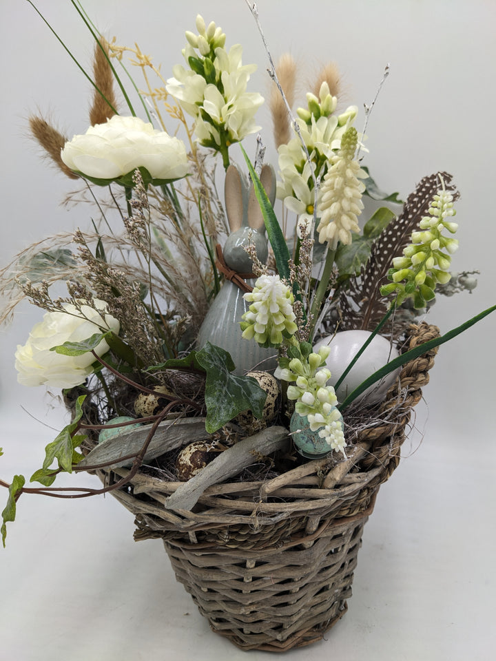 Ostergesteck Frühlingsgesteck Hase Hyazinthen Ranunkeln weiss