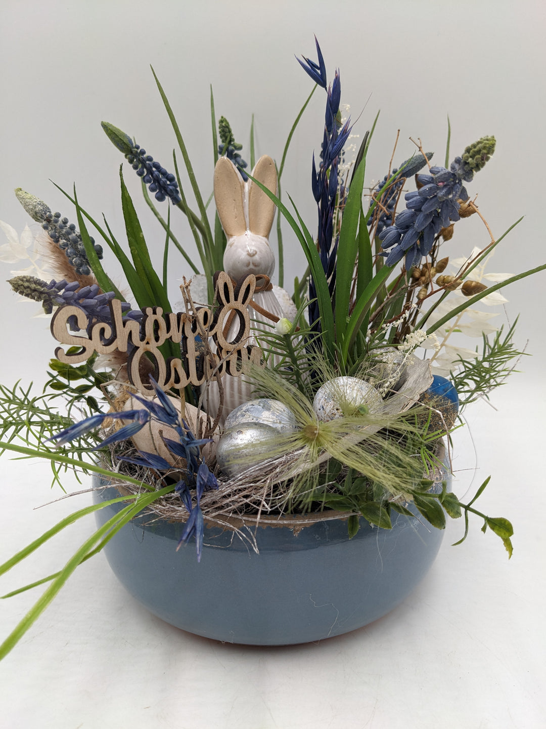 Ostergesteck Frühlingsgesteck Hase Hyazinthen Gräser blau