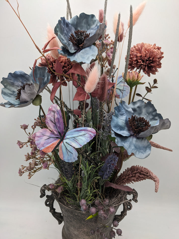 Frühlingsgesteck Schmetterling Gräser lila rosa blau
