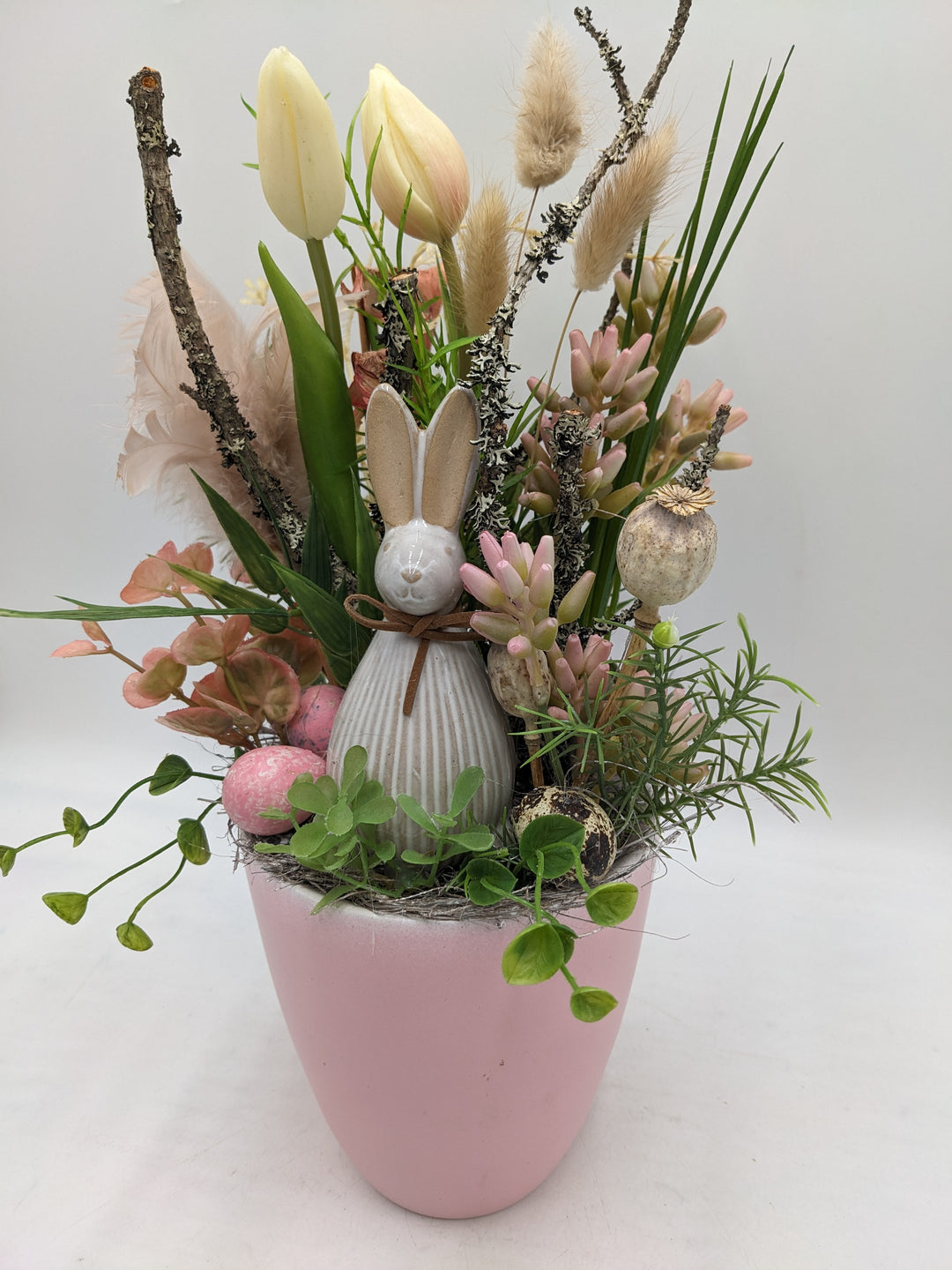Ostergesteck Hase Tulpen Gräser rosa