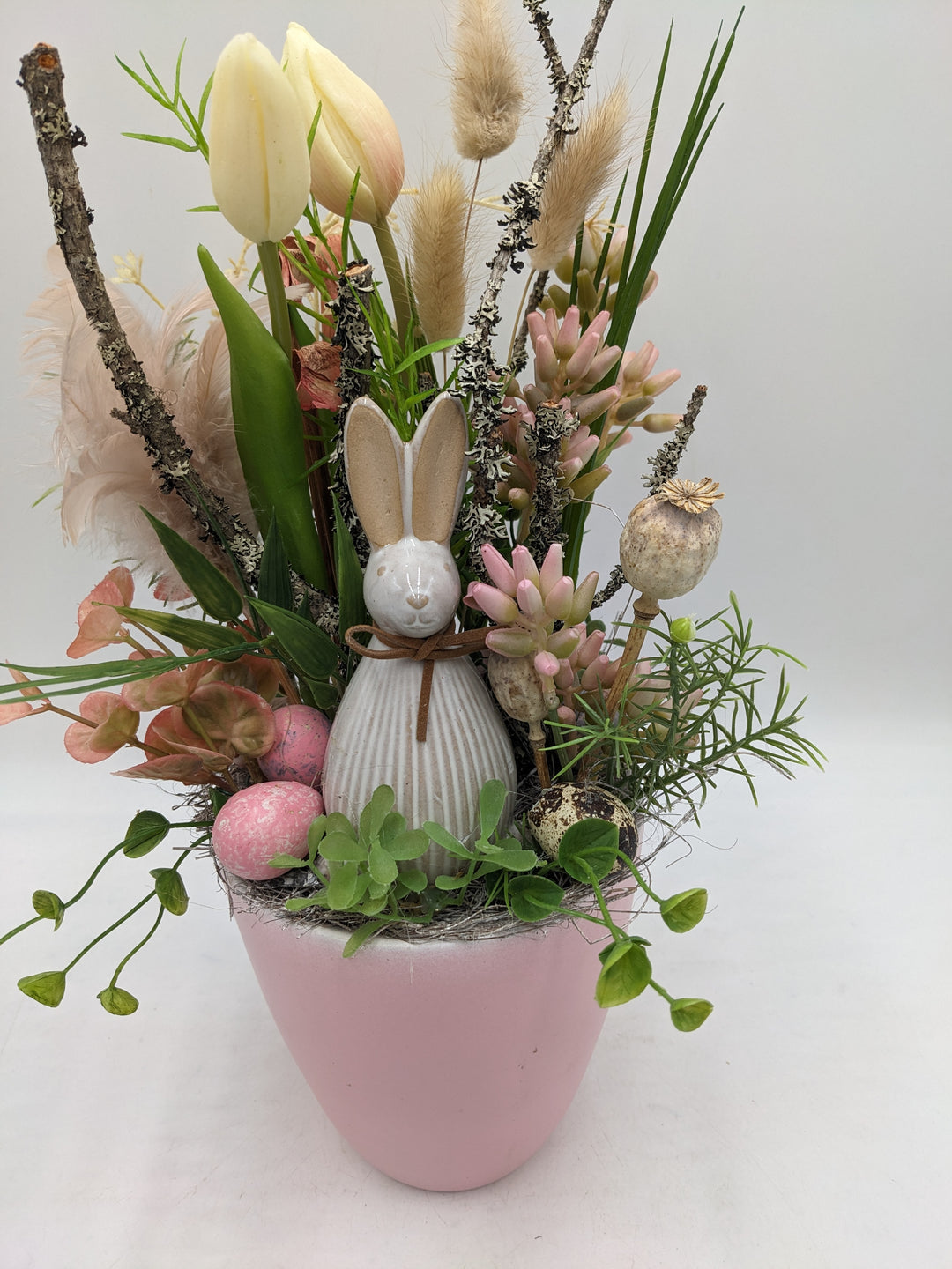 Ostergesteck Hase Tulpen Gräser rosa