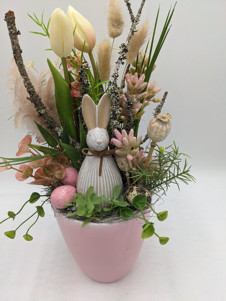 Ostergesteck Hase Tulpen Gräser rosa