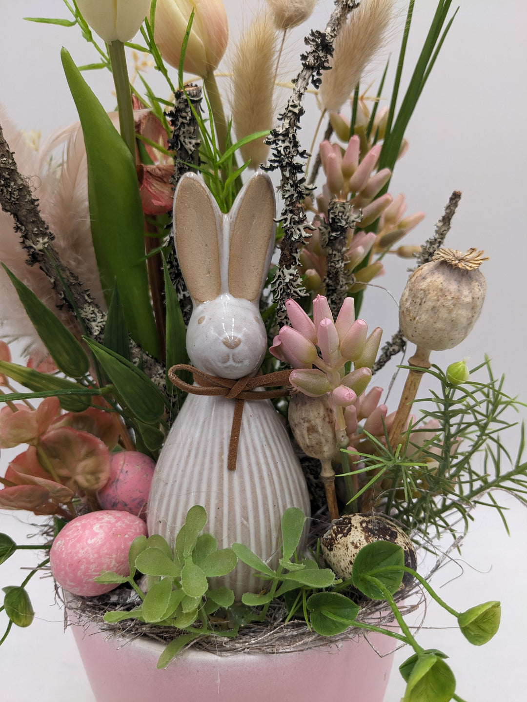 Ostergesteck Hase Tulpen Gräser rosa