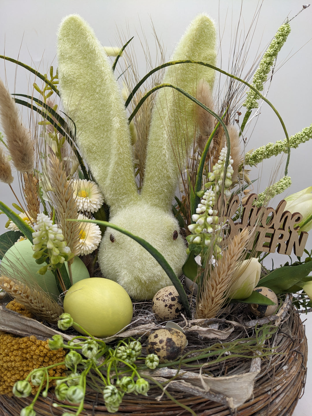 Ostergesteck Frühlingsgesteck Hase Gräser Bellis grün gelb