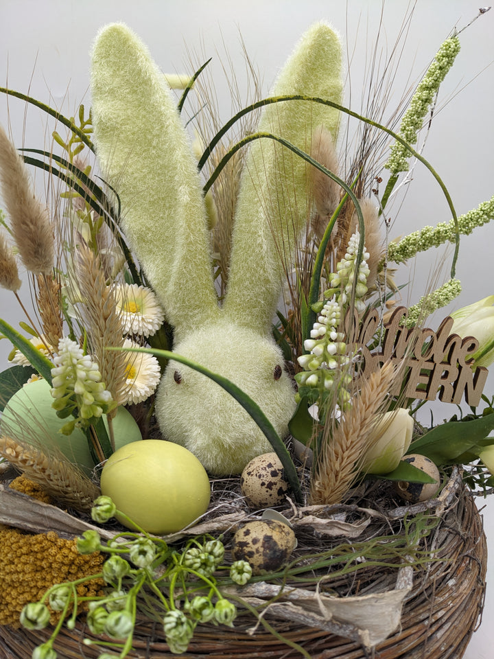 Ostergesteck Frühlingsgesteck Hase Gräser Bellis grün gelb