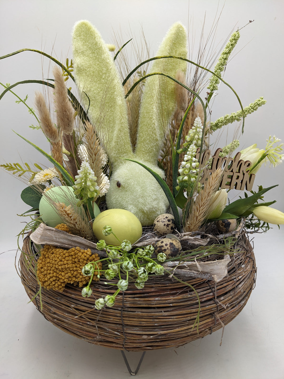 Ostergesteck Frühlingsgesteck Hase Gräser Bellis grün gelb