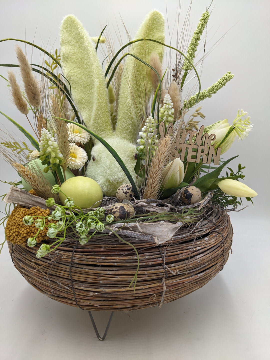 Ostergesteck Frühlingsgesteck Hase Gräser Bellis grün gelb