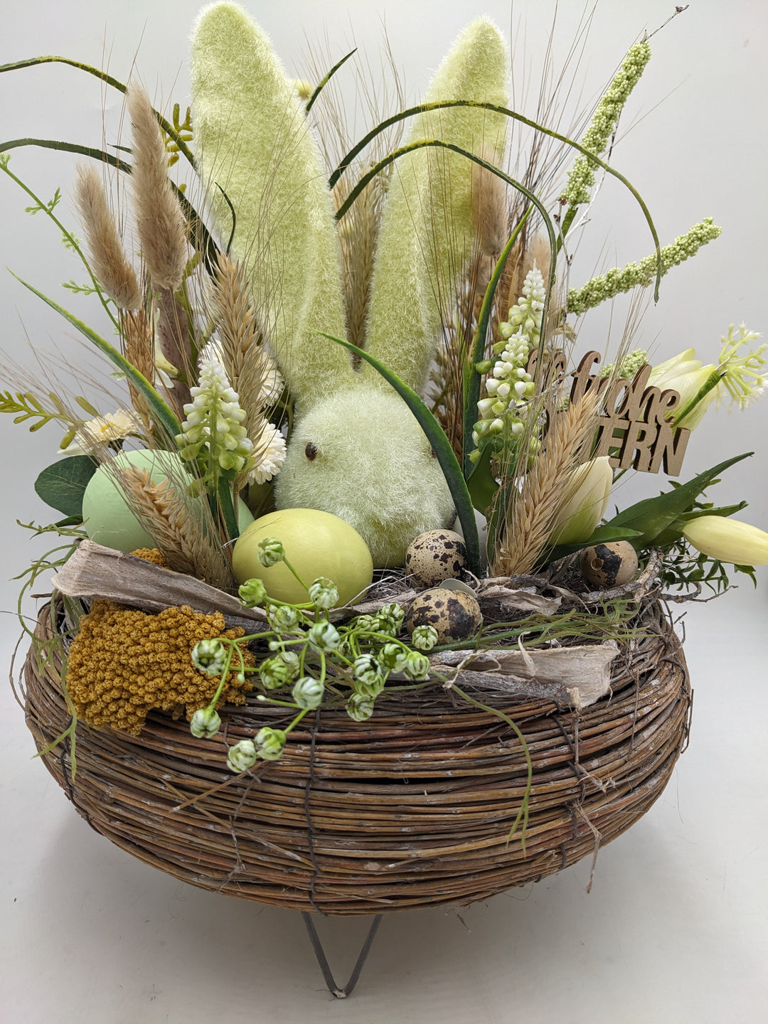 Ostergesteck Frühlingsgesteck Hase Gräser Bellis grün gelb