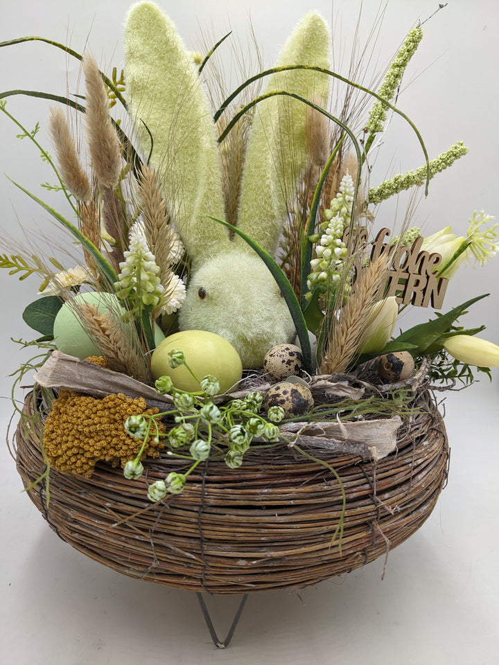 Ostergesteck Frühlingsgesteck Hase Gräser Bellis grün gelb