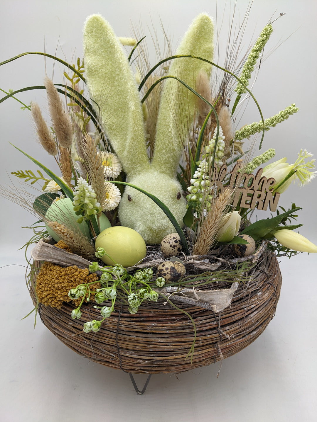 Ostergesteck Frühlingsgesteck Hase Gräser Bellis grün gelb