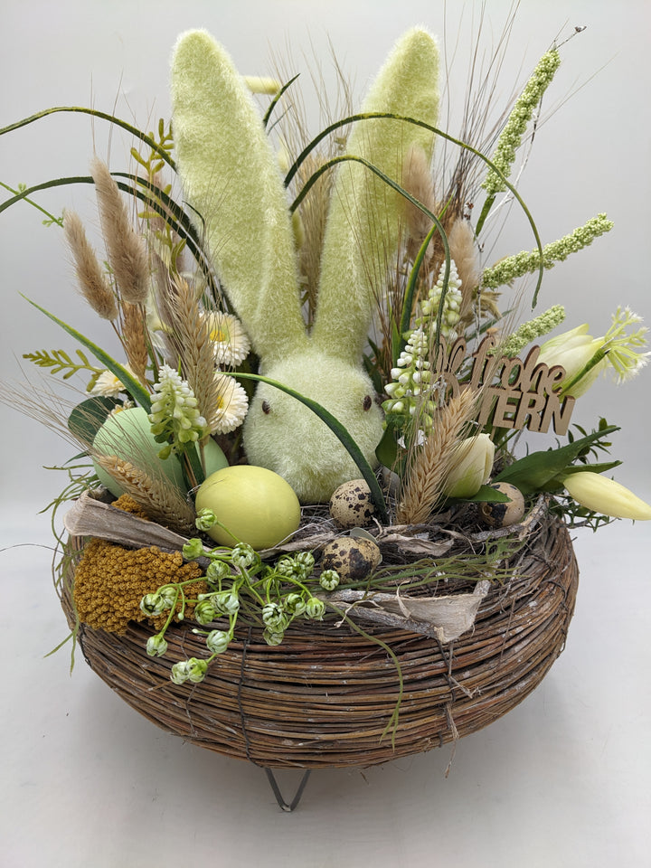 Ostergesteck Frühlingsgesteck Hase Gräser Bellis grün gelb