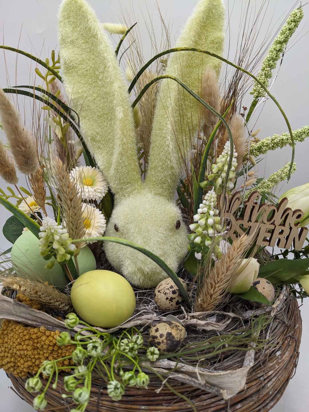 Ostergesteck Frühlingsgesteck Hase Gräser Bellis grün gelb