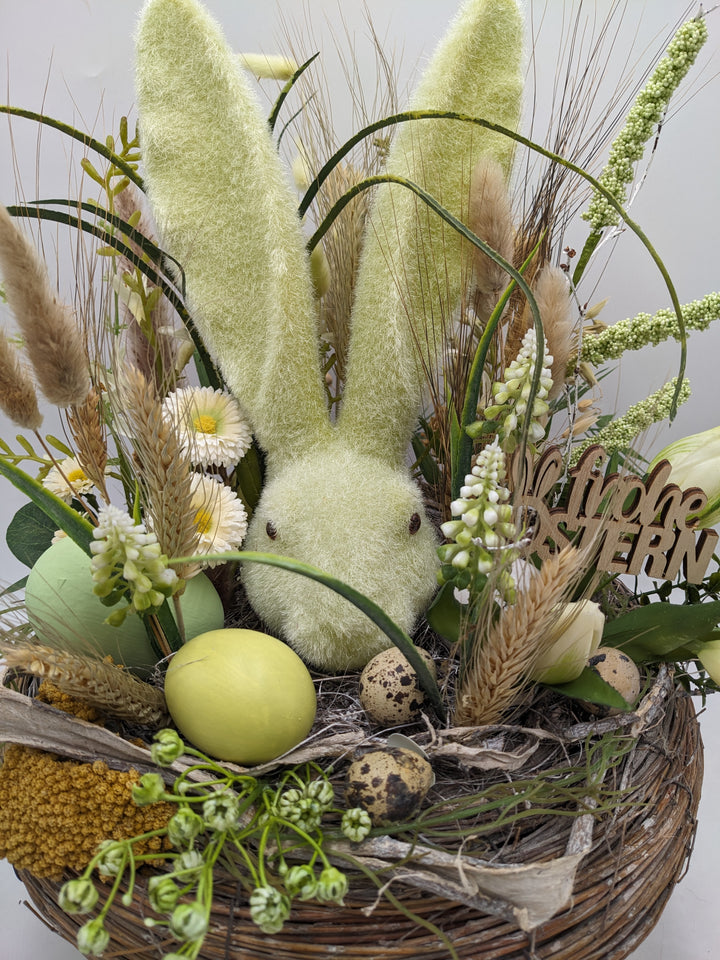 Ostergesteck Frühlingsgesteck Hase Gräser Bellis grün gelb